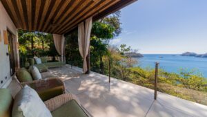 CR The Hive Luxurious Balcony Ocean View